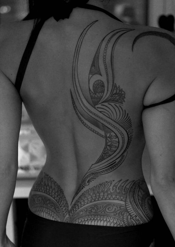 Black-and-white-woman-back-maori-tattoo